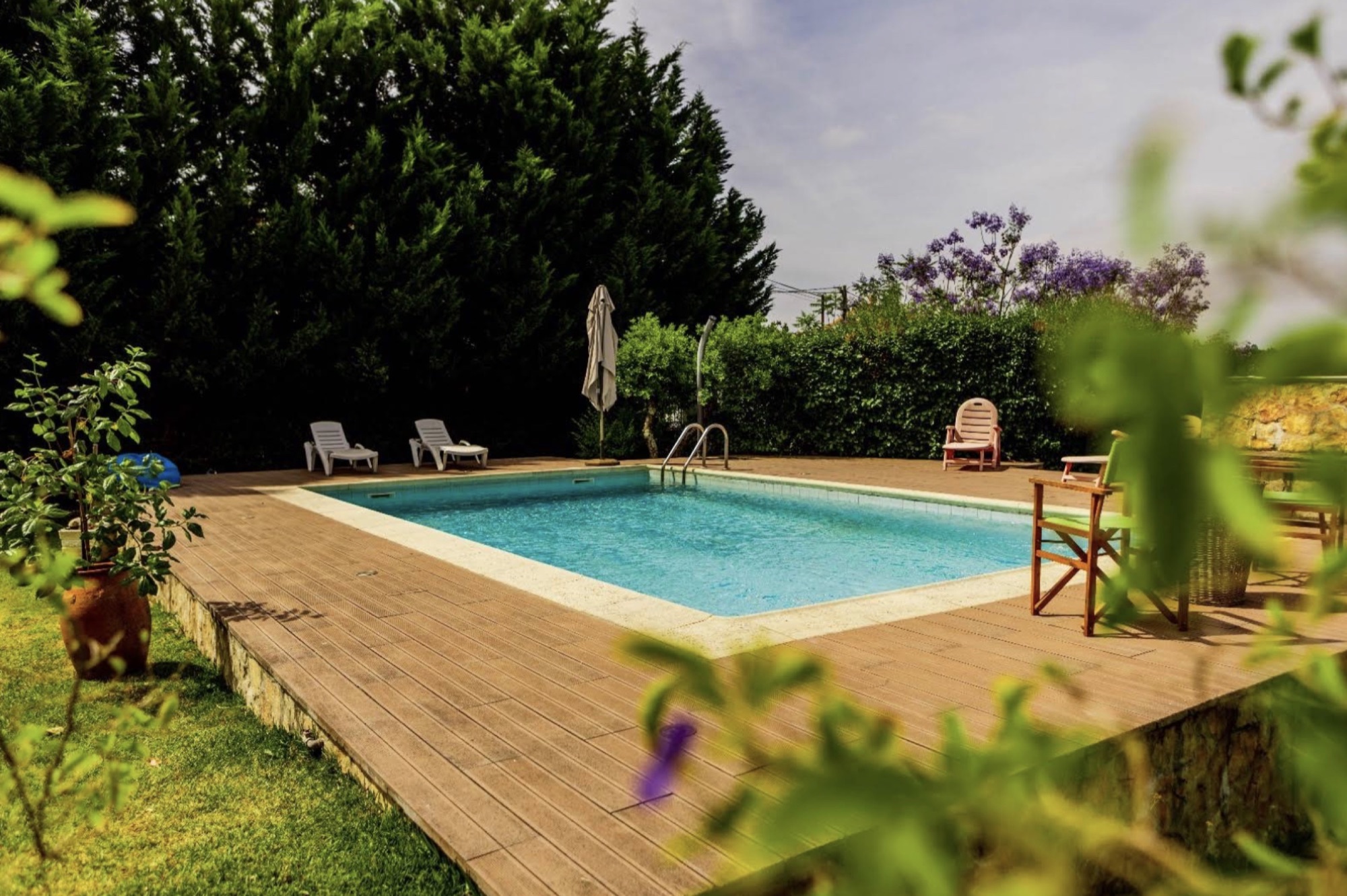 Piscina exterior da Quinta O Refúgio enquadrada pela vegetação