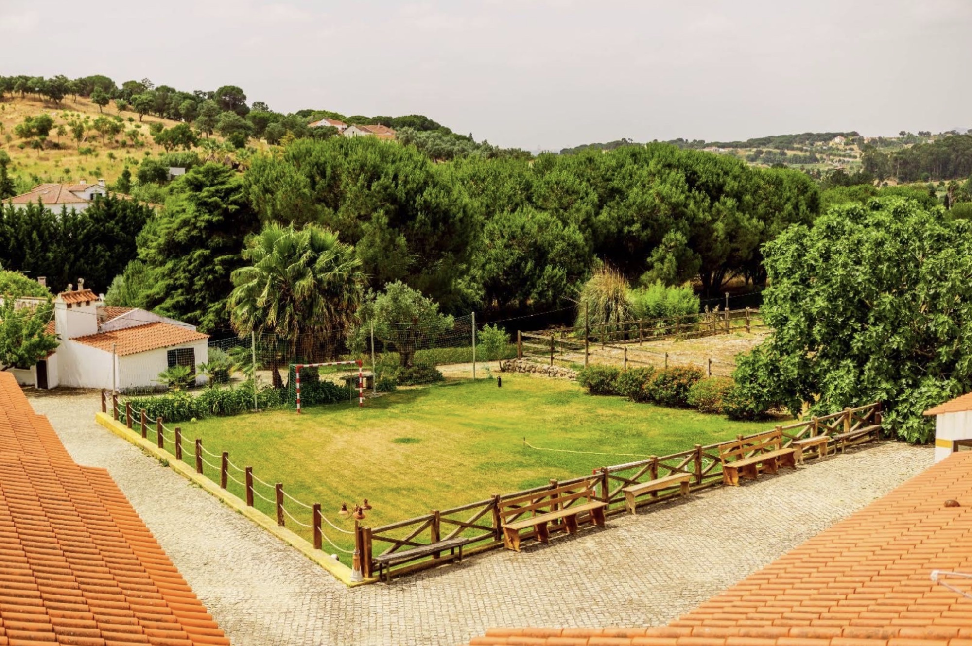 Vista panorâmica sobre o relvado, as árvores e a paisagem da quinta